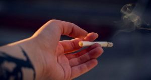 Κορωνοϊός και καπνιστές: Ανήκουν τελικά στις ομάδες υψηλού κινδύνου;