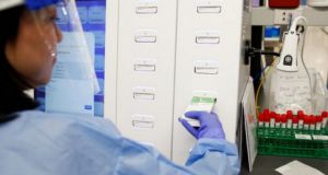Κορωνοϊός – Π.Ο.Υ.: Ανεστάλη η κλινική δοκιμή υδροξυχλωροκίνης σε ασθενείς