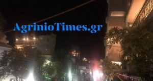 Αγρίνιο: Ανείπωτη συγκίνηση, με κεράκια στα μπαλκόνια η Ανάσταση (Φωτό)