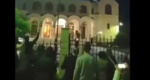 Αγρίνιο: Συγκεντρώθηκαν έξω από τα κάγκελα Εκκλησίας για την Ανάσταση…