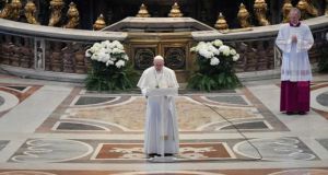 Πάπας Φραγκίσκος: «Είμαι στο πλευρό όσων έχασαν αγαπημένα τους πρόσωπα»