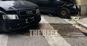 Πάτρα: Αυτοκίνητο καρφώθηκε σε κολόνα, στην Κανακάρη και Κολοκοτρώνη