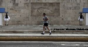 «The Times»: Οι Έλληνες δείχνουν τη νηφάλια πλευρά της απείθαρχης…