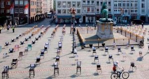 «Άδειες καρέκλες»: Και στο Αγρίνιο η πρωτότυπη διαμαρτυρία των ανθρώπων…