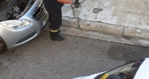 Μεσολόγγι: Πυροσβέστες απεγκλώβισαν φίδι από μηχανή αυτοκινήτου