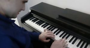 Ναύπακτος: Νέος με αυτισμό παίζει πιάνο (Βίντεο)