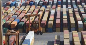 ΕΛΣΤΑΤ: Βουτιά 30% σε εισαγωγές και εξαγωγές τον Απρίλιο