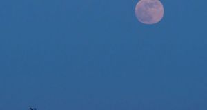 Μάγεψε η «Πανσέληνος της Φράουλας» και η έκλειψη Σελήνης