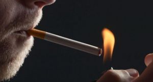 Νέα μελέτη: Πώς η μοναξιά οδηγεί στο κάπνισμα