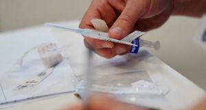 Ιός: Πρώτο στην κούρσα το εμβόλιο της Οξφόρδης – Αύριο…