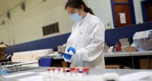 Bloomberg: Εντοπίστηκε μετάλλαξη του ιού που τον κάνει 10 φορές…