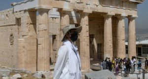Ο ιός έριξε κατακόρυφα το τουρισμό στην Ελλάδα το πεντάμηνο…