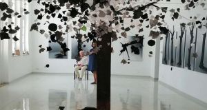Κώστας Τσόκλης: Παρουσιάζει δέντρα – έργα τέχνης στην Τήνο