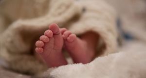 Ναύπακτος: 19χρονη γέννησε μόνη στο σπίτι – Νεκρό το μωρό…