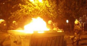 Αγρίνιο: Συλλήψεις νεαρών Ρομά για φωτιά και φθορές σε κάδους…