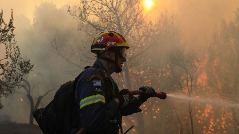 Μεσολόγγι: Υπό μερικό έλεγχο η φωτιά στις Οινιάδες