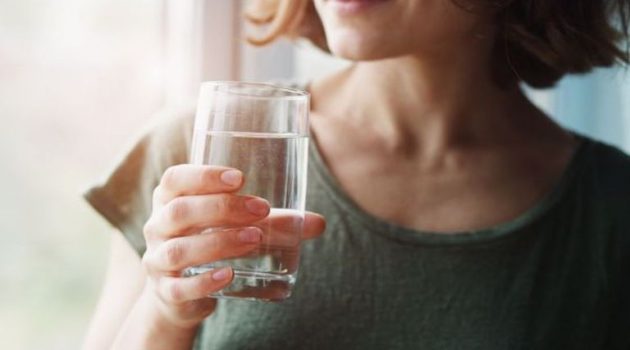 Πέντε λόγοι να ξεκινάτε την ημέρα σας με ένα ποτήρι νερό