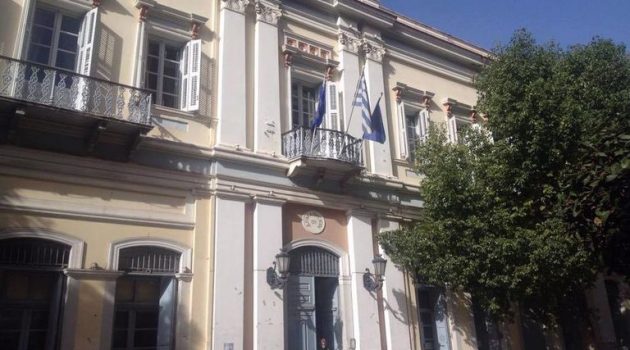 Πάτρα: Υπέστη έμφραγμα έξω από το Δημαρχείο – Σωτήρια επέμβαση Πελετίδη (Photos)