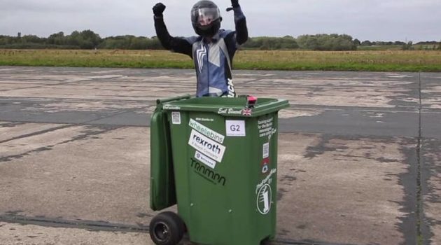 Τρελό ρεκόρ Γκίνες: Με ρόδες σε κάδο σκουπιδιών έπιασε 64 χλμ/ώρα