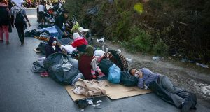 Φωτιά στη Μόρια: Πρόσφυγες βρίσκουν καταφύγιο στο δρόμο