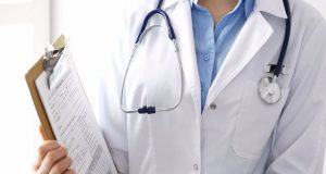 Καταγγελία στην Πάτρα για αντιεμβολιαστή γιατρό