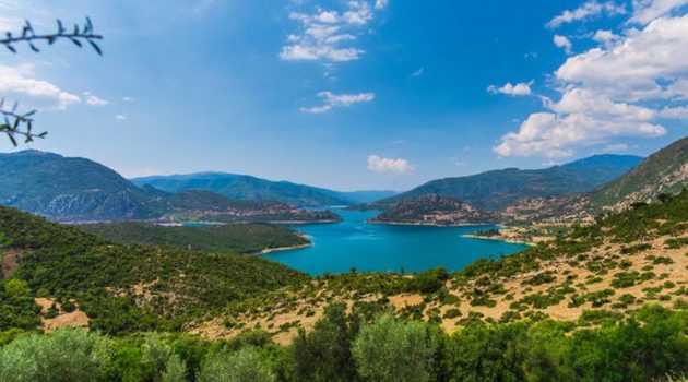 Η λίμνη-πεταλούδα της Ελλάδας και η μοναδική ομορφιά της