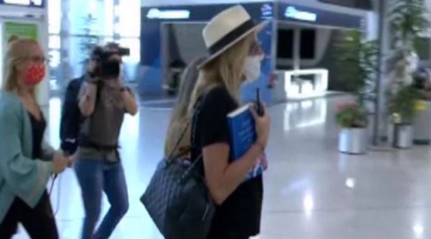 Η Τζένη Μπαλατσινού με φουσκωμένη κοιλίτσα στο αεροδρόμιο