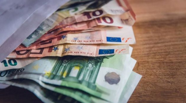Ένας μεσήλικας συνελήφθη στο Αγρίνιο γιατί έκρυβε χιλιάδες ευρώ και χασίς
