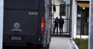 Πάτρα: Φώναξαν αστυνομικούς για μεταγωγή κρατουμένου