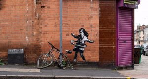 Έργο του Banksy το κορίτσι με το χούλα-χουπ στο Νότιγχαμ