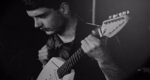 Η εμβληματική κιθάρα του Ίαν Κέρτις πωλήθηκε σε δημοπρασία