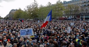 Γαλλία: Χιλιάδες πολίτες στους δρόμους για τον αδικοχαμένο καθηγητή (Photos)