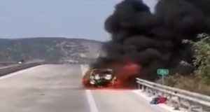 Αυτοκίνητο κάηκε ολοσχερώς στην Ιόνια Οδό