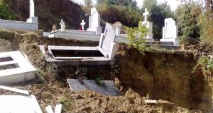 Μεσολόγγι: Η πληµµύρα παρέσυρε το χώµα από τάφους στον Άγιο…