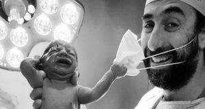 Η φωτογραφία του 2020: Νεογέννητο τραβά τη μάσκα του γιατρού