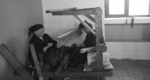 Ξηρόμερο: Ένας παραδοσιακός ξύλινος αργαλειός στο Λαογραφικό μουσείο Αγράμπελου