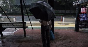 Αλλάζει ο καιρός: Βροχές, καταιγίδες και αρκετό κρύο
