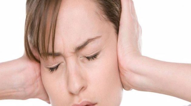 Βουητό στα αφτιά: Τι το προκαλεί και πώς θεραπεύεται;