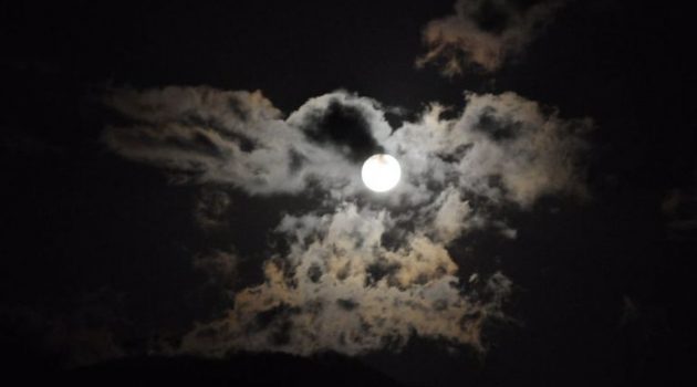 Αγρίνιο: Tο αποψινό φεγγάρι… ανατολή από το Παναιτωλικό Όρος (Photos)