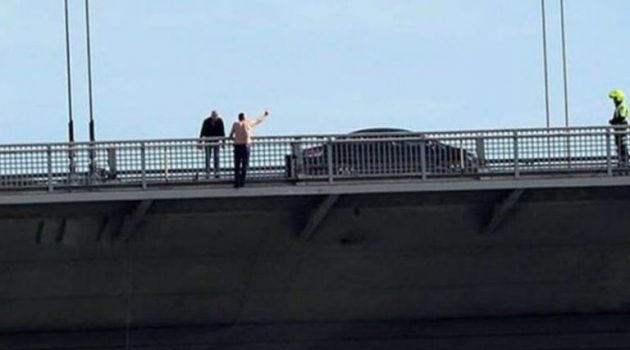 Σοκ στο Αίγιο: Αυτοκτόνησε ο άντρας που απειλούσε να πέσει από Γέφυρα