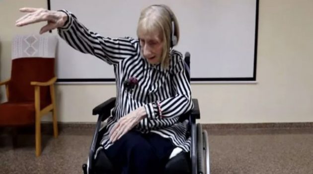 Πρώην μπαλαρίνα με Αλτσχάιμερ ακούει μουσική και θυμάται τη χορογραφία (Video)