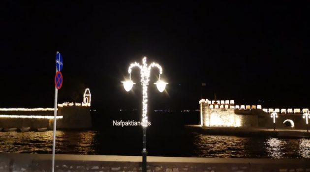 Φωτίστηκε Χριστουγεννιάτικα η Ναύπακτος (Video)