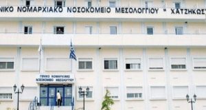 sto-nosokomeio-i-p-mesolongiou-gia-axoniki-o-dikyklistis-meta-to-trochaio-me-michanaki-sta-trianteika