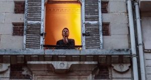 Παρίσι: Τενόρος τραγουδάει από το παράθυρό του κατά το 2ο…