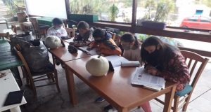 Τηλεκπαίδευση: Μάθημα με μπουφάν και κινητό στην αυλή καφενείου σε…