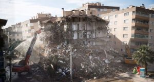 Σεισμός: Στους 92 οι νεκροί στη Σμύρνη