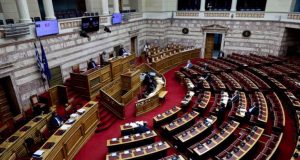 Νομοσχέδιο Εργασίας: Άγρια κόντρα στη Βουλή