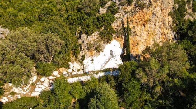 Το ξωκκλήσι του Αγίου Νικολάου στη σπηλιά του βράχου στη Βόνιτσα (Video)