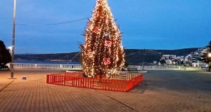 Φωταγωγήθηκε το Χριστουγεννιάτικο δέντρο στην Αμφιλοχία (Photos)