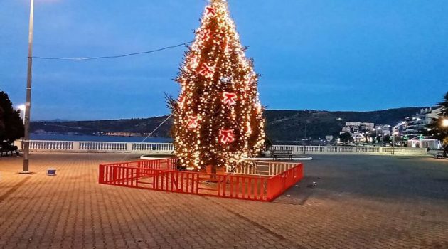 Φωταγωγήθηκε το Χριστουγεννιάτικο δέντρο στην Αμφιλοχία (Photos)